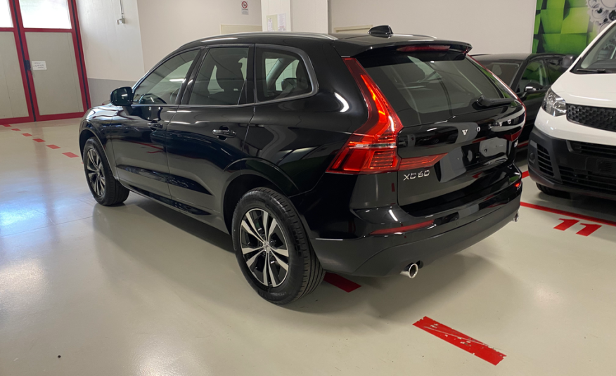 Volvo XC60 B4 (d) AWD Geartronic Momentum Solid Black