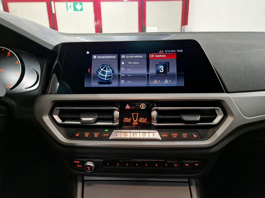 BMW 318d 150cv Touring Advantage auto – Navi – LED – Portellone automatico