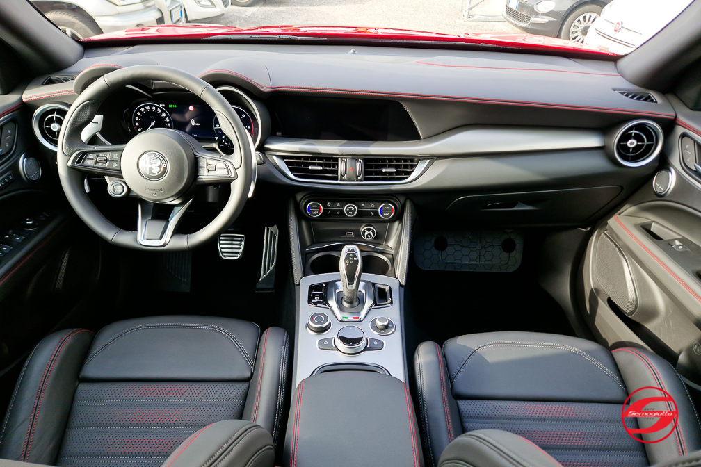 Alfa Romeo Stelvio 2.2 t Tributo Italiano Q4 210cv auto | Cerchi 21″ | Rosso Alfa tetto nero
